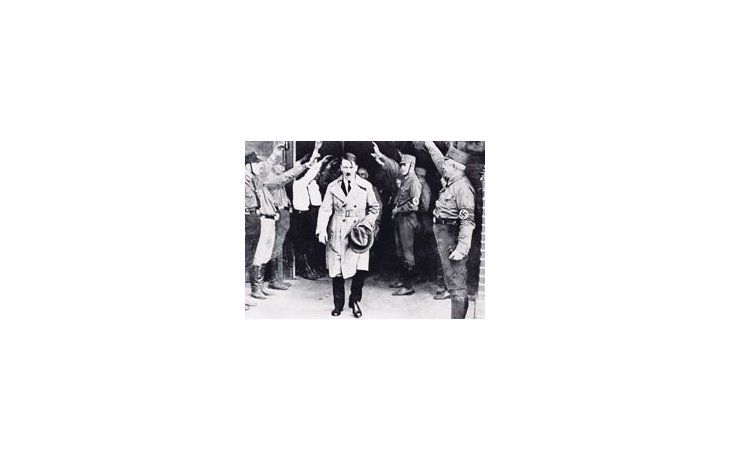 ámbito.com | Adolf Hitler no tuvo hijos, pero la mayoría de sus parientes, desperdigados a lo largo y ancho del mundo, sienten vergüenza de ese vínculo. Algunos han pactado no tener hijos para que se extinga la familia.