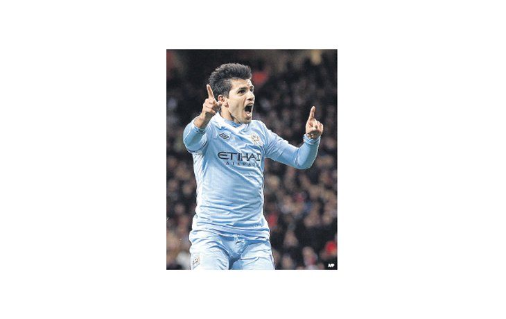 Sergio Agüero festeja el gol con que el Manchester City eliminó al Arsenal de la Carling Coup. Maxi Rodríguez también marcó en el Liverpool.