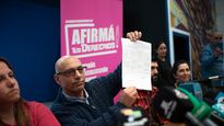 Marcelo Abdala, presidente del PIT-CNT, fue el primero en firmar la papeleta contra la reforma de la seguridad social en Uruguay.