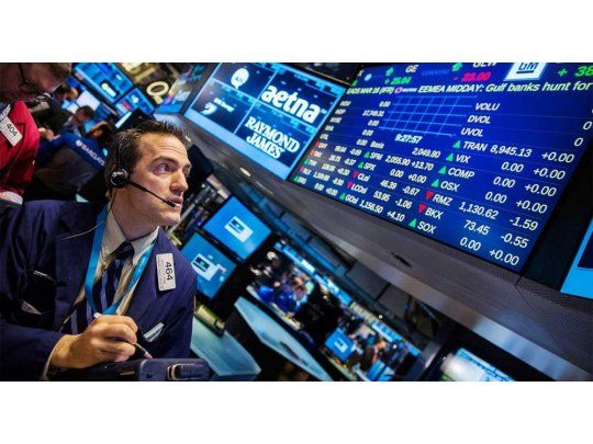 Wall Street cerró con leves bajas, entre balances y tensión comercial