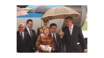 ámbito.com | Alegría, ayer, al arribar el matrimonio Duhalde al país proveniente de Uruguay. Carlos Ruckauf y Alfredo Atanasof, también sonrientes detrás de Chiche Duhalde y el Presidente, a quienes ampara de la lluvia José Luis Gioja.