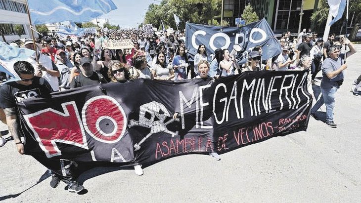 Reacción. Los grupos que rechazan la explotación de la megaminería en la provincia se movilizaron ayer para celebrar la marcha atrás del Gobierno de Mariano Arcioni.