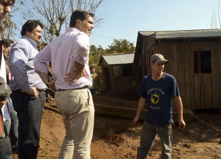 Firma de convenios y recorridas en zonas afectadas por inundaciones (foto 1)