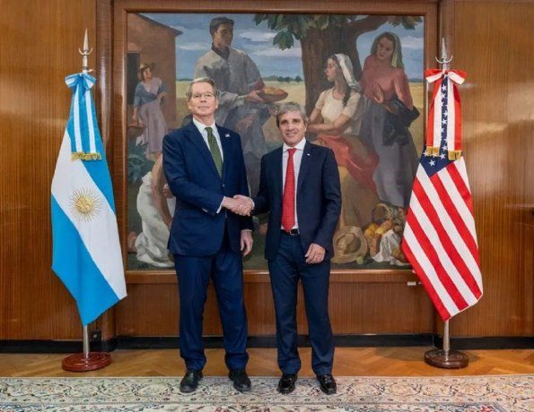 Scott Bessent con Luis Caputo tras el acuerdo swap Scott Bessent con Luis Caputo tras el acuerdo swap