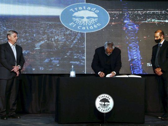 Los&nbsp;gobernadores de&nbsp;La Pampa&nbsp;y&nbsp;San Luis, Sergio Ziliotto y Alberto Rodríguez Saa,&nbsp;firmaron un tratado para abrir sus&nbsp;fronteras.
