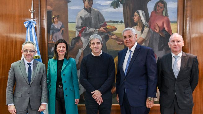 Estuvieron presentes Marcellus Puig, CEO Volkswagen Argentina; Marco Saltini, Director Asuntos Gubernamentales de Volkswagen Truck y Buses; Roberto Cortés, CEO de Volkswagen Truck y Buses; y María Ángela Stelzer, Directora de Asuntos Corporativos, Legales y Públicos, Volkswagen Argentina.