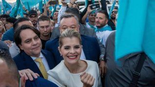 Fernández es una politóloga oficialista de 39 años y admiradora de la guerra antipandillas del presidente salvadoreño Nayib Bukele. Fernández es una politóloga oficialista de 39 años y admiradora de la guerra antipandillas del presidente salvadoreño Nayib Bukele.