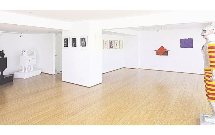 ámbito.com | Pop redivivo. A la izquierda, los gatos con cajones de Edgardo Giménez. A la derecha, el “Soldado del Espacio” de Juan Stoppani, un personaje extraterrestre en tamaño natural creado en 1965.