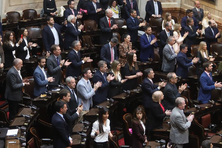 Diputados del PRO y La Libertad Avanza aplauden el discurso presidencial.