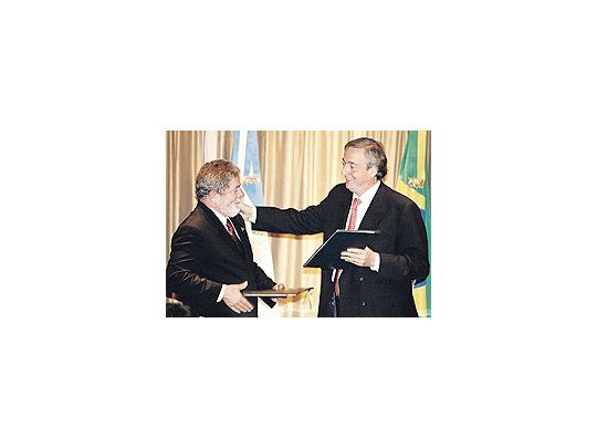 Néstor Kirchner y Luiz Inácio Lula da Silva, en un clima de cordialidad, rubricaron, en Puerto Iguazú, numerosos acuerdos.