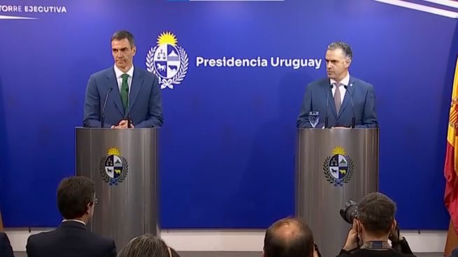 Pedro Sánchez junto a Yamandú Orsi.