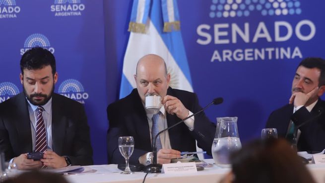 Federico Sturzenegger junto al secretario Alejandro Cacace y al senador Agustín Coto.