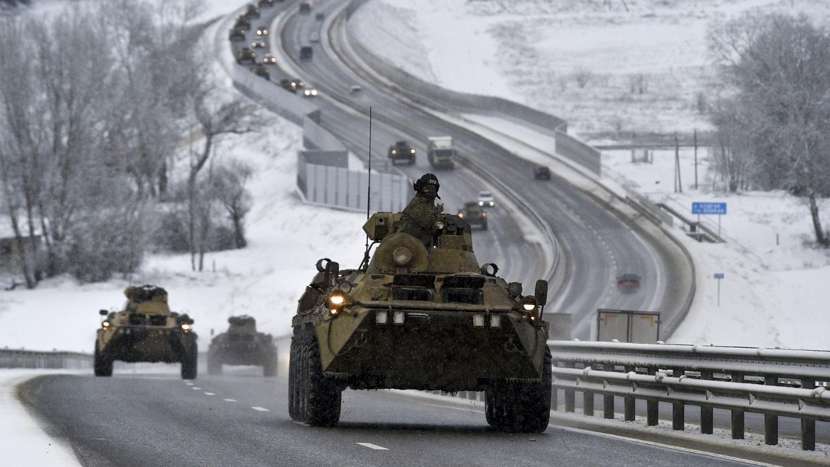 US orders diplomatic families to leave Kiev
