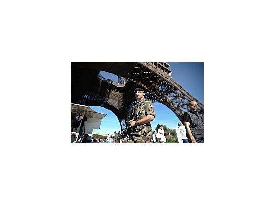 Desde el ejecutivo galo creen que las amenaza de bomba en la torre Eiffel, la semana pasada, fue una advertencia.