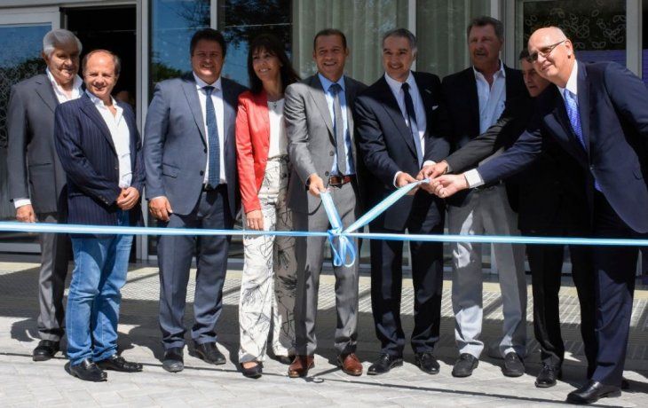 Junto al mandatario provincial estuvieron presentes el intendente de la ciudad capital de Neuquén, Mariano Gaido, como también el vicepresidente de Operaciones para Sudamérica de Hilton, Tom Potter y el gerente general de Hilton Garden Inn Neuquén, Francisco González. Asimismo, participaron los socios gerentes de ASPA, Juan Alberto Perilli y Omar Pirrello y la ministra de Turismo, Marisa Focarazzo. 
