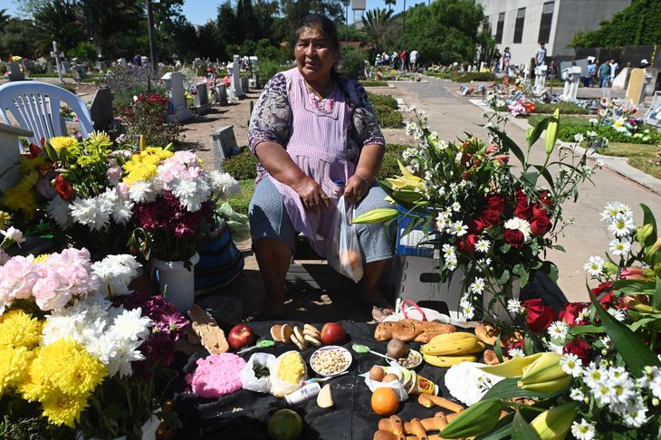 Día de los muertos: celebración en el cementerio de Flores