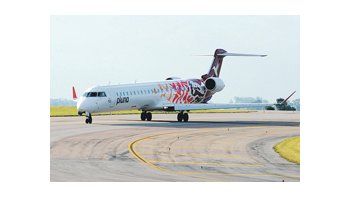Uno de los siete Bombardier CRJ que posee Pluna y que se venderán al mejor postor en menos de un mes. La idea es recaudar u$s 150 millones para pagar deudas.