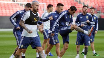 la seleccion, obligada a ganar: scaloni probo con tres delanteros y la duda es dybala o martinez