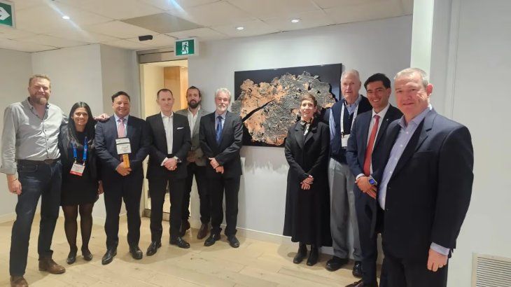 PDAC 2026. Keith Green, gerente de Asuntos Corporativos de Fist Quantum Minerals (FQM) para Latinoamérica, se reunió en Toronto con Jimena Latorre y Sebastián Piña. PDAC 2026. Keith Green, gerente de Asuntos Corporativos de Fist Quantum Minerals (FQM) para Latinoamérica, se reunió en Toronto con Jimena Latorre y Sebastián Piña.