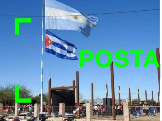 La foto de las banderas argentina y cubana izadas en un colegio es verdadera.