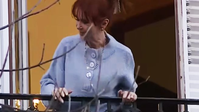 Cerca de las 18 horas, Cristina Kirchner salió al balcón a saludar a sus militantes.