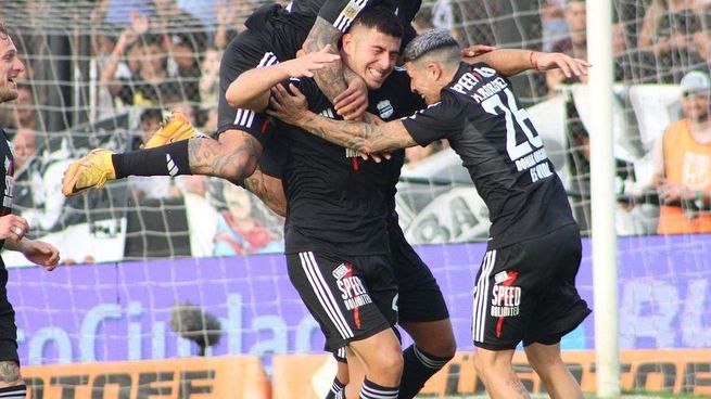 Festejo histórico. Deportivo Riestra le ganó a River.