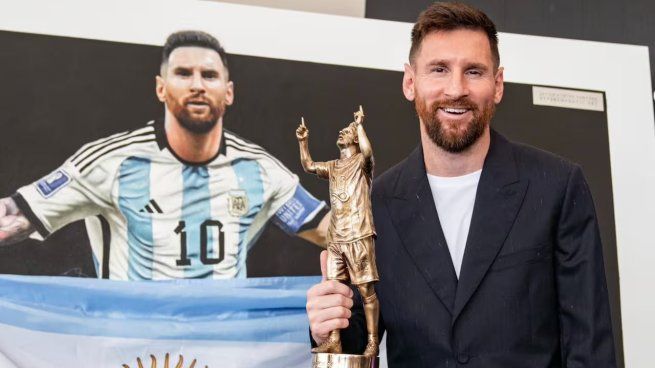 Lionel Messi recibiendo el reconocimiento de la revista Marca.