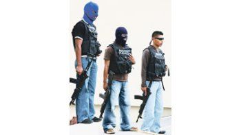 ámbito.com | Policías montan guardia en las puertas de un hotel de Tegucigalpa, el mismo en el cual fueron retenidos periodistas venezolanos el fin de semana.