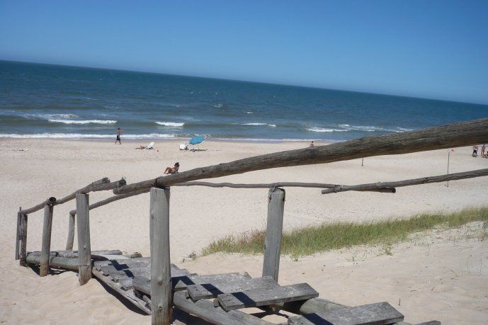 Playas eternas y arena blanca, la propuesta de Cuchilla Alta, el balneario más desarrollado del extremo este de la Costa de Oro