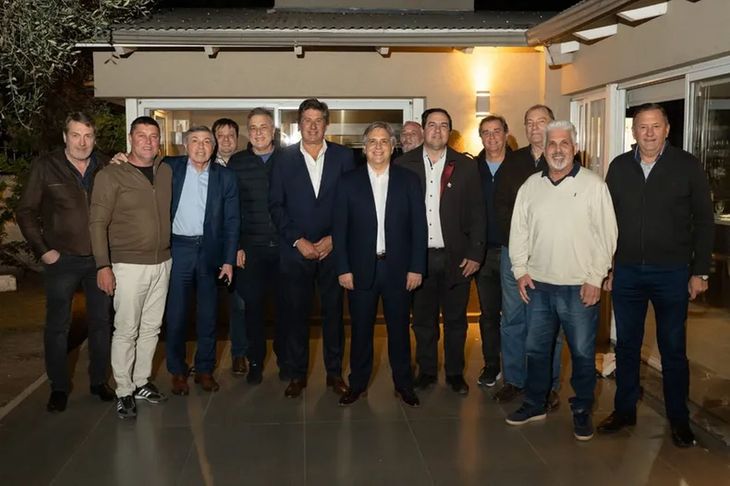 Martín Lllaryora y los intendentes peronistas de Santa Fe.