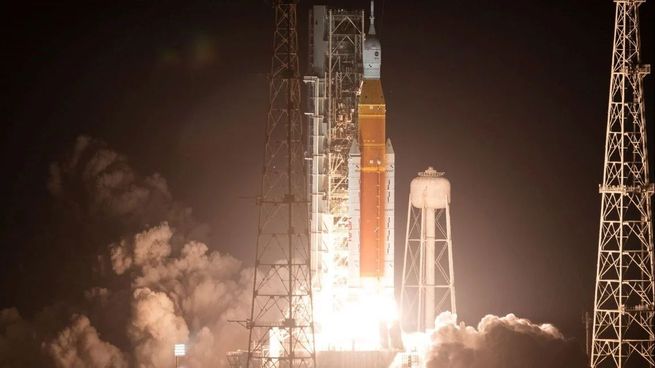 La misión prevé una vuelta completa alrededor del satélite natural y contará con la incorporación de un microsatélite diseñado en el país.