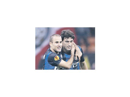 Rodrigo Palacio se abraza con Diego Milito, quien le dio el pase para que el ex Banfield y Boca convirtiera el gol del Inter.Rodrigo Palacio se abraza con Diego Milito, quien le dio el pase para que el ex Banfield y Boca convirtiera el gol del Inter.