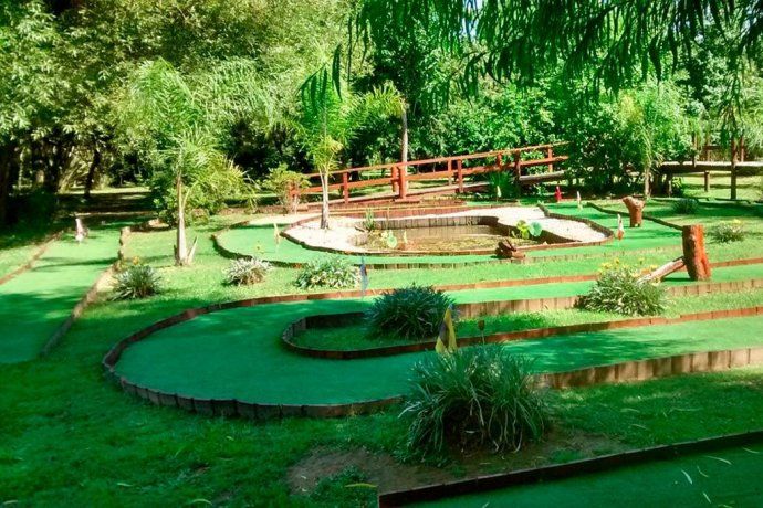 Minigolf de nueve hoyos.