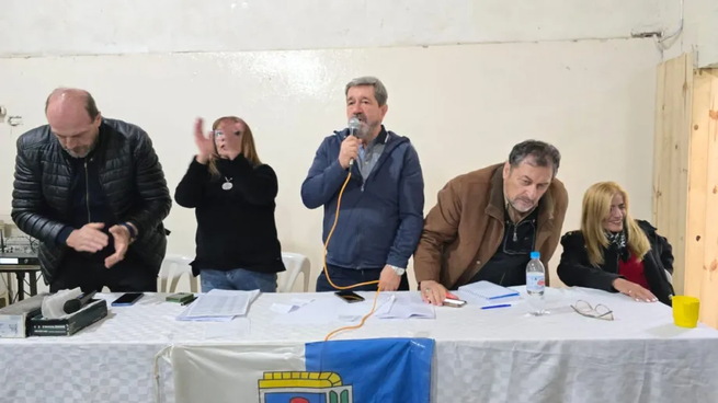 Luis Pichi Sagaseta (con micrófono) fue electo presidente del Congreso del PJ de Neuquén y se espera que el partido asuma una postura crítica.