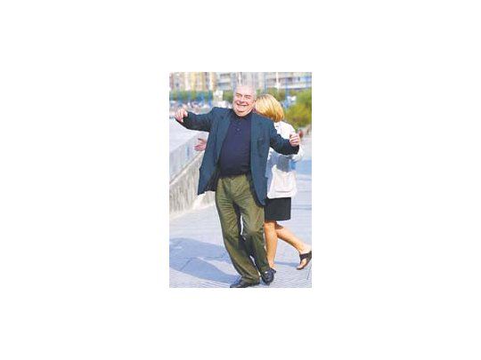 Claude Chabrol: «Un crimen siempre sirve para enganchar al espectador, así siente que no perdió el tiempo en su butaca. Hay quienes hacen buenas películas sin ningún muerto, los felicito, pero yo no tengo por qué despreciar un buen crimen».