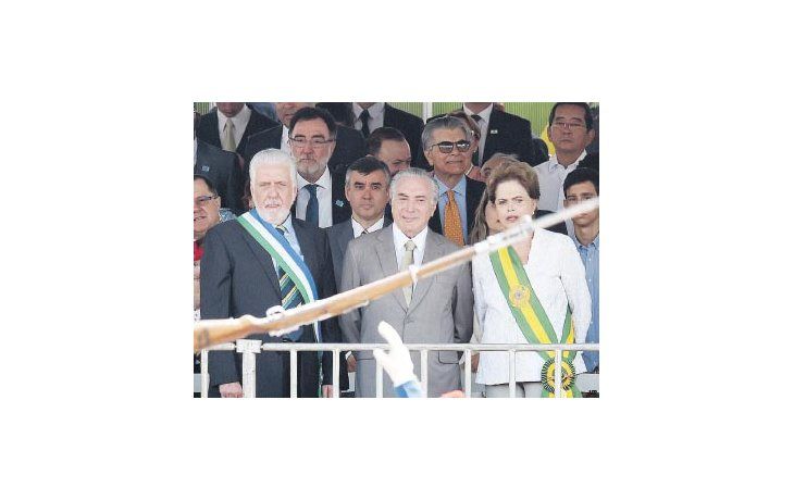 Dilma Rousseff presidió ayer en Brasilia junto con su vicepresidente, Michel Temer, los actos oficiales y el desfile militar por la independencia de Brasil. En los últimos días, ambos estuvieron enfrentados por algunos gestos y dichos de Temer que sembraron sospechas de desestabilización en el Palacio del Planalto.