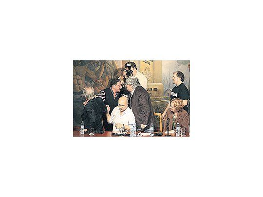 El besuqueo lo practicaronen el estrado de la CGTOmar Viviani, HugoMoyano, Andrés Rodríguezy el «Momo» Venegas. Fuetodo un homenaje a Rucci.