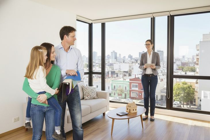Una familia recorre una propiedad lista para habitar en Villa Crespo y escucha atentamente a la inmobiliaria Una familia recorre una propiedad lista para habitar en Villa Crespo y escucha atentamente a la inmobiliaria