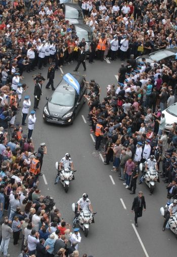 Entre aplausos y honda emoción despidieron a los bomberos (foto 1)