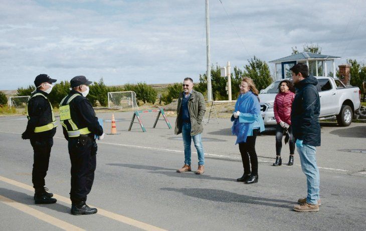 en foco. En Santa Cruz, la gobernadora Alicia Kirchner monitore&oacute; puestos de control policiales para hacer cumplir la cuarentena obligatoria. Por su parte, la ministra de Justicia y Derechos Humanos, Marcela Losardo, mantuvo una teleconferencia con procuradores de 14 provincias para evaluar las medidas de aislamiento.&nbsp;