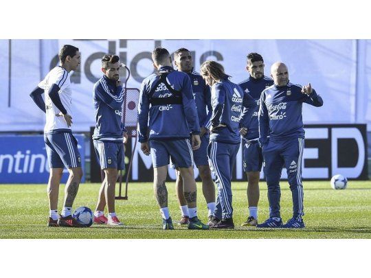 Sampaoli le habla al grupo.