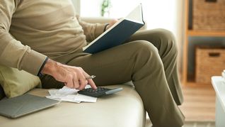 El sistema de cuidados se reformula con eje en las redes comunitarias y enfoque en los adultos mayores. El sistema de cuidados se reformula con eje en las redes comunitarias y enfoque en los adultos mayores.