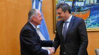 El presidente de la UIA, Daniel Funes de Rioja, junto a Sergio Massa.
