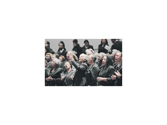 Mujeres negras participan el lunes de una ceremonia en honor al reverendo Fred Shuttesworth, ícono de la lucha contra el segregacionismo, en la capilla de la Fe Bautista de la ciudad de Birmingham, estado de Alabama. Esa misma localidad vive hoy un racismo con otras víctimas.