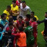 El juego entre América y Toluca terminó caliente. Peleas entre los staff técnicos, jugadores y con Helinho intercambiando gestos con un aficionado de las Águilas. El juego entre América y Toluca terminó caliente. Peleas entre los staff técnicos, jugadores y con Helinho intercambiando gestos con un aficionado de las Águilas.