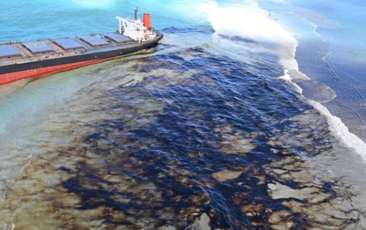 El buque petrolero varado frente a las islas Mauricio se partió en dos.&nbsp;