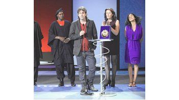 Isaki Lacuesta agradece la Concha de Oro que ganó con «Los pasos dobles», que sólo le gustó al jurado. Dijo que él era un adelantado y que su película se comprenderá dentro de unos años.