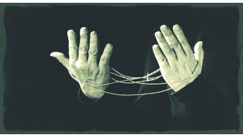 ámbito.com | Matilde Marín. “Juego de manos”,  serie con la que capturó los gestos del juego con hilos que se tocan o enredan.