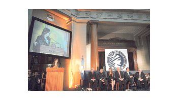 ámbito.com | Cristina estuvo ayer en el acto por los 156 años de la Bolsa de Comercio. Desde uno y otro lado, se repitieron reclamos y argumentos.