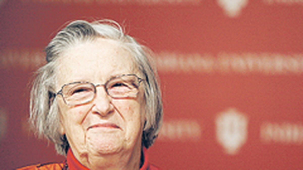 Who is Elinor Ostrom, the first woman to win a Nobel Prize in economics